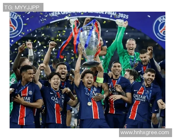 足球明星荣耀时刻捧奖杯精彩瞬间全景展示图集