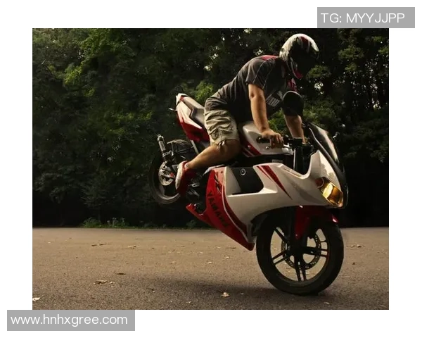 男子化身足球明星街头秀技引围观粉丝热情追捧