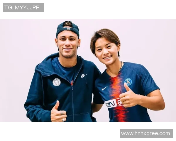 港星与足球明星同框合影展现魅力与风采的精彩瞬间 港星与足球明星同框合影展现魅力与风采的精彩瞬间