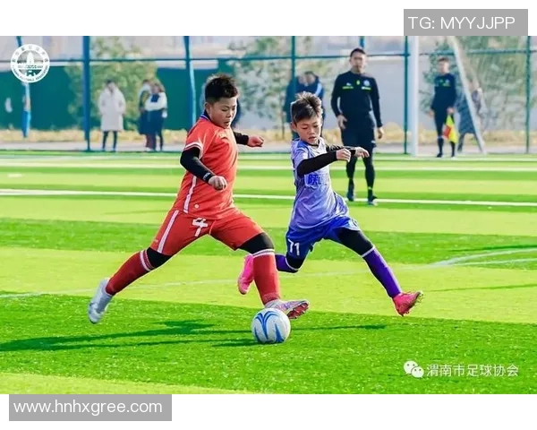 足球明星与小孩共同庆祝的温馨瞬间展现了足球的魅力与快乐